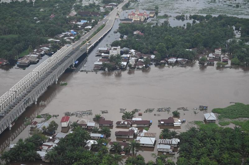 Dukung Operasi Kemanusiaan, TNI AU Kerahkan Super Puma Pantau Banjir di Pelalawan